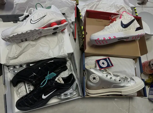 Zapatillas Blancas: Pares revisados uno por uno antes de embalar