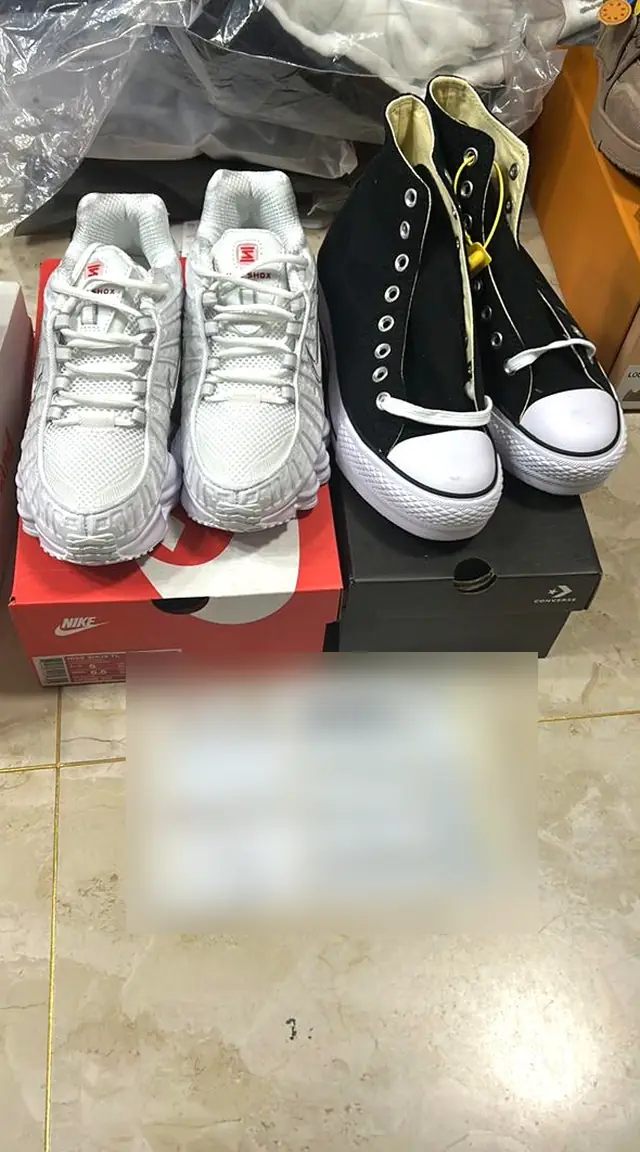 Zapatillas Blancas: Dos pares listos para el courier (etiqueta oculta)